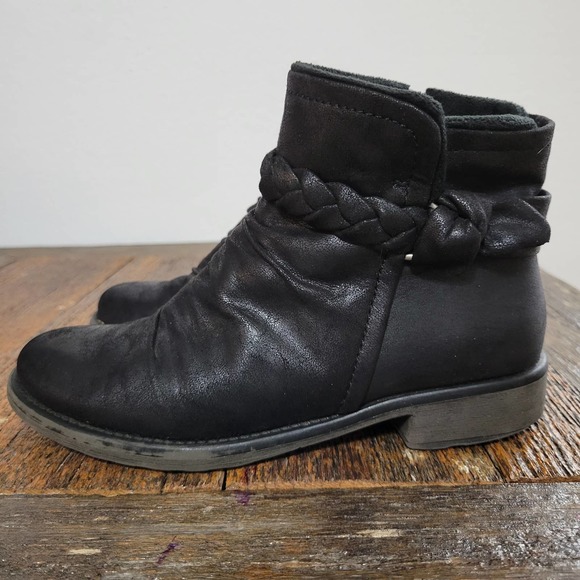 BareTraps 'Siella' Black Braided Zipup Ankle Booties - Picture 2 of 7